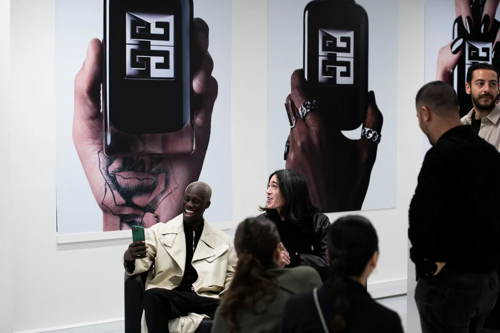 Un groupe découvre un espace de présentation de parfums Givenchy.